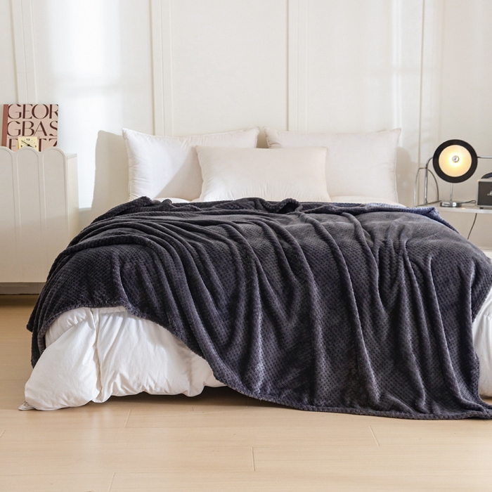 91家纺网 家纺一手货源 找家纺 卡琪曼 2024新款保暖菠萝格贝贝绒毛毯毯子 暗夜黑