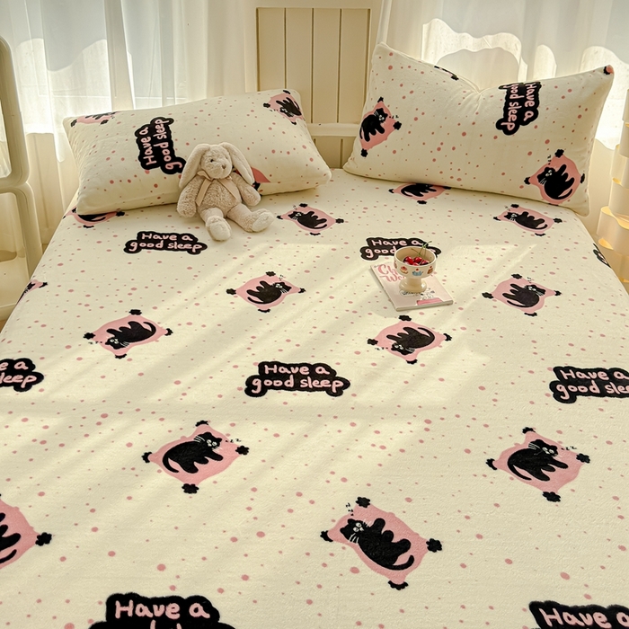 91家纺网 家纺一手货源 找家纺 金丝鸟家纺 2024新款200g牛奶绒单床笠系列 粉色淘气猫