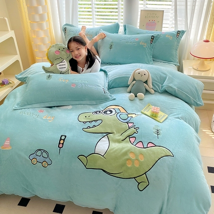 91家纺网 家纺一手货源 找家纺 航途席业 2025新款高克重牛奶绒四件套贴布绣卡通五件套a类宝宝绒兔毛绒套件-开心恐龙梵星绿