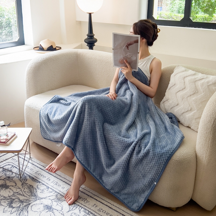 91家纺网 家纺一手货源 找家纺 卡琪曼 2024新款加厚保暖菠萝格披肩毯子毛毯 雾蓝
