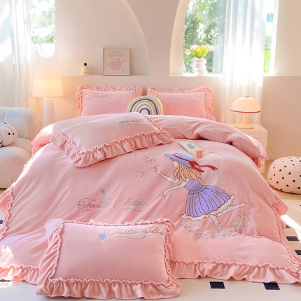 91家纺网 家纺一手货源 找家纺 （总）航途席业 2025新款牛奶绒绣花四件套贴布绣240克消光重工刺绣工艺款韩版立体花边套件-花仙子