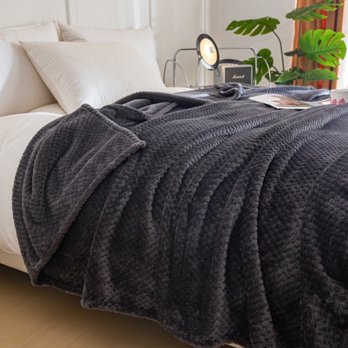 91家纺网 家纺一手货源 找家纺 卡琪曼 2024新款保暖菠萝格贝贝绒毛毯毯子 暗夜黑