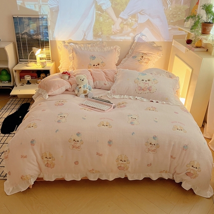 91家纺网 家纺一手货源 找家纺 美乐迪家纺 2024新款洛丽塔花边牛奶绒四件套 冰淇淋小狗