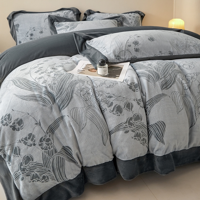 91家纺网 家纺一手货源 找家纺 新方向 2025新款高克重240克A类全消光印花牛奶绒四件套-铃兰 铃兰-深灰