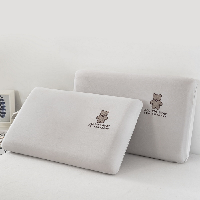 91家纺网 家纺一手货源 找家纺 大黄蜂家居家纺 2025新款德绒暖感纤维面包枕套（专版花型 翻版必究） 英文熊浅银灰