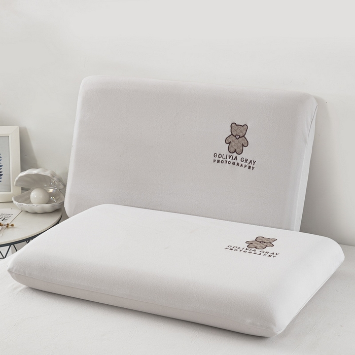 91家纺网 家纺一手货源 找家纺 大黄蜂家居家纺 2025新款德绒暖感纤维面包枕套（专版花型 翻版必究） 英文熊浅银灰