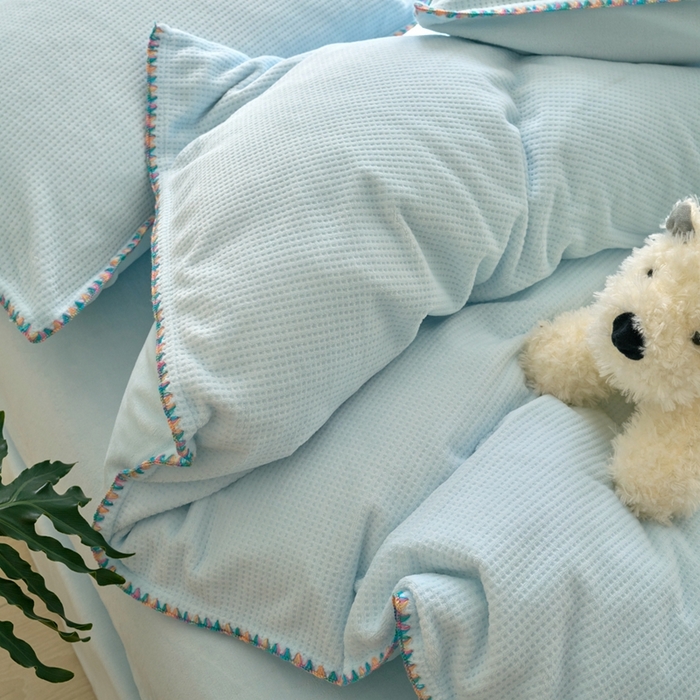 91家纺网 家纺一手货源 找家纺 洋铭区（原狠狠爱） 2024新款华夫格 绒（彩边）四件套 云水蓝