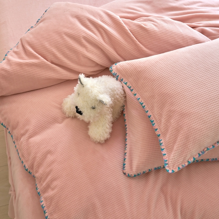 91家纺网 家纺一手货源 找家纺 洋铭区（原狠狠爱） 2024新款华夫格 绒（彩边）四件套 藕荷粉