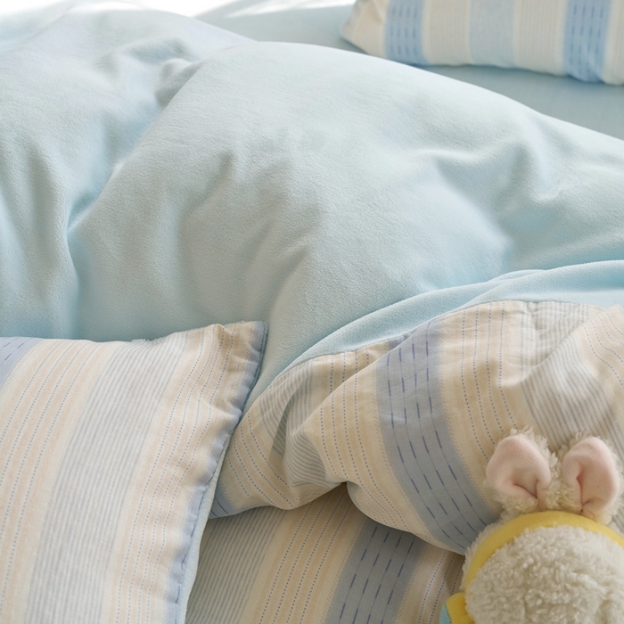 91家纺网 家纺一手货源 找家纺 洋铭区（原狠狠爱） 2024新款双层纱牛奶绒四件套系列 芝士蓝条