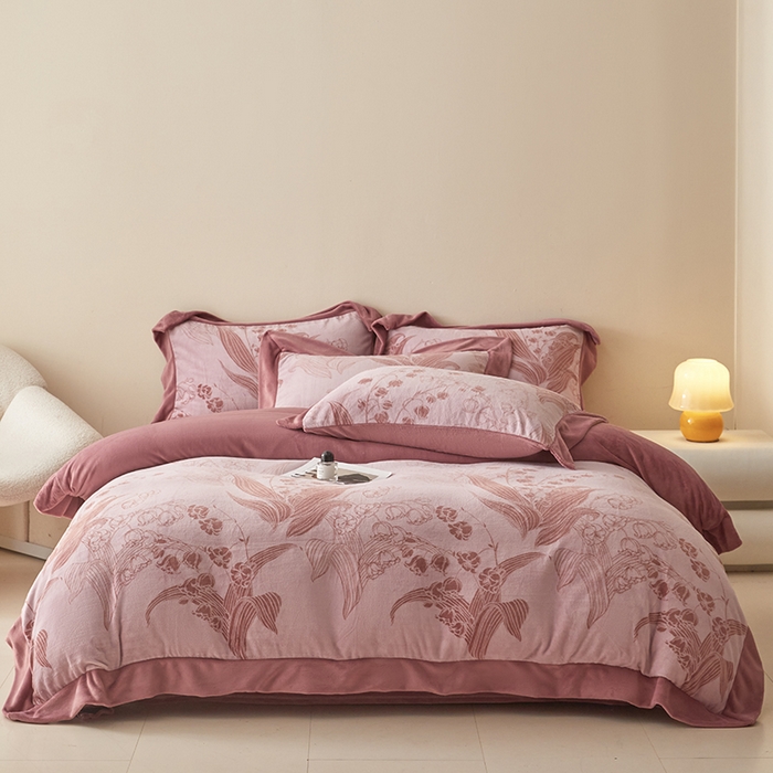 91家纺网 家纺一手货源 找家纺 新方向 2025新款高克重240克A类全消光印花牛奶绒四件套-铃兰 铃兰-豆沙