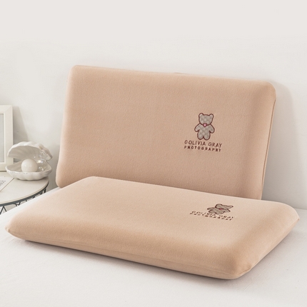 91家纺网 家纺一手货源 找家纺 大黄蜂家居家纺 2025新款德绒暖感纤维面包枕头枕芯（专版花型 翻版必究） 英文熊驼色