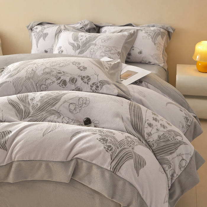 91家纺网 家纺一手货源 找家纺 新方向 2025新款高克重240克A类全消光印花牛奶绒四件套-铃兰 铃兰-浅灰