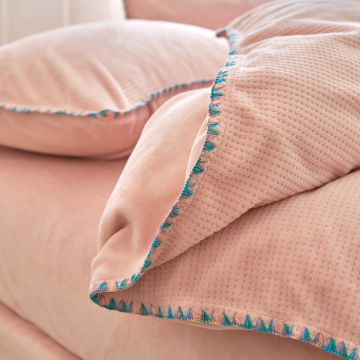 91家纺网 家纺一手货源 找家纺 洋铭区（原狠狠爱） 2024新款华夫格 绒（彩边）四件套 藕荷粉