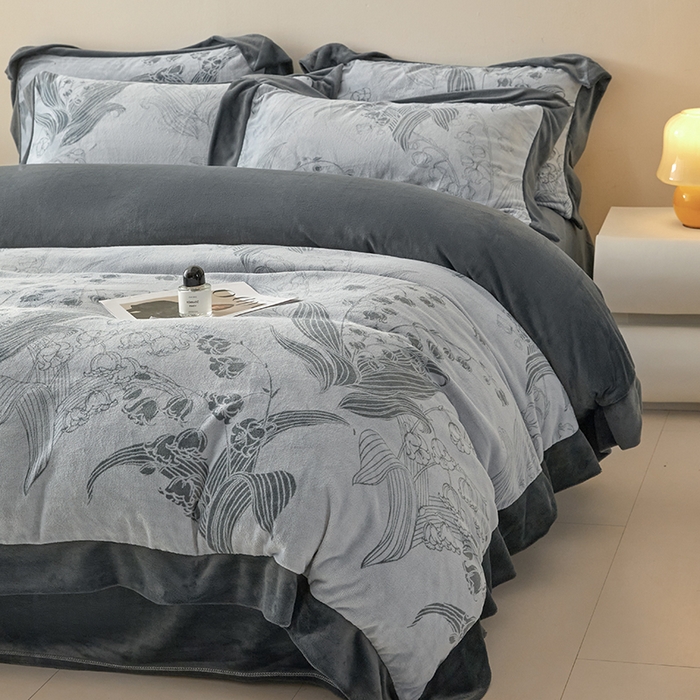 91家纺网 家纺一手货源 找家纺 新方向 2025新款高克重240克A类全消光印花牛奶绒四件套-铃兰 铃兰-深灰