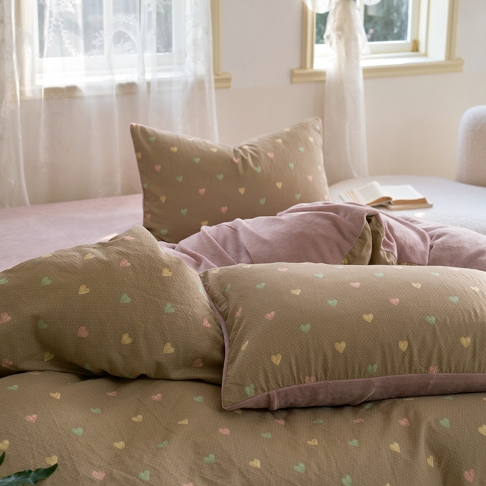 91家纺网 家纺一手货源 找家纺 洋铭区（原狠狠爱） 2024新款双层纱牛奶绒四件套系列 斑点小爱心