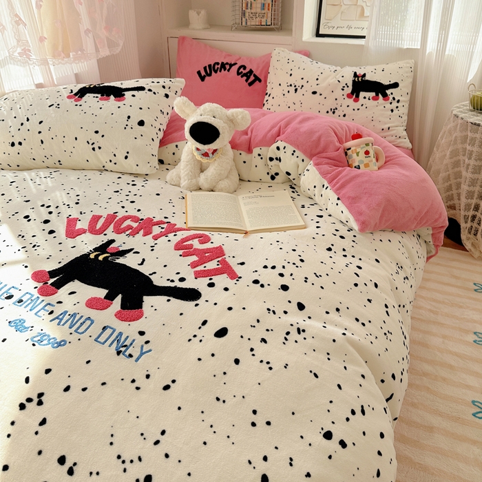 91家纺网 家纺一手货源 找家纺 繁花家居 2024新款卡通牛奶绒毛巾绣系列四件套 点点酷夜猫