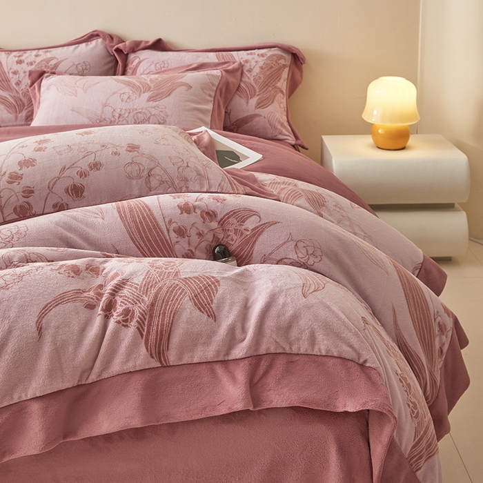 91家纺网 家纺一手货源 找家纺 新方向 2025新款高克重240克A类全消光印花牛奶绒四件套-铃兰 铃兰-豆沙