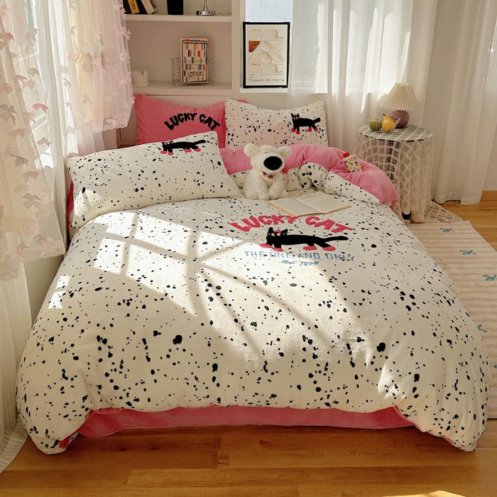 91家纺网 家纺一手货源 找家纺 繁花家居 2024新款卡通牛奶绒毛巾绣系列四件套 点点酷夜猫