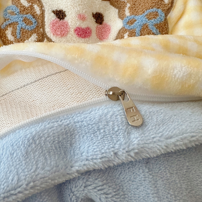 91家纺网 家纺一手货源 找家纺 繁花家居 2024新款卡通牛奶绒毛巾绣系列四件套 黄格小女孩