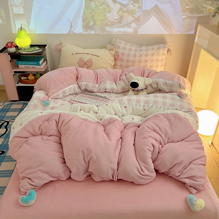 91家纺网 家纺一手货源 找家纺 桃子家居 2024新款A类少女毛球工艺渐变蝴蝶刺绣数码印花加厚牛奶绒四件套 绒毛球蝴蝶-粉甜心