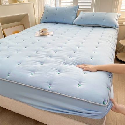 91家纺网 家纺一手货源 找家纺 推推家纺 2025新款水洗棉床褥式夹棉床笠 郁金香雾蓝