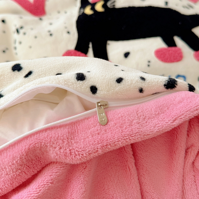 91家纺网 家纺一手货源 找家纺 繁花家居 2024新款卡通牛奶绒毛巾绣系列四件套 点点酷夜猫