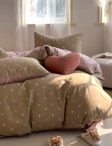 91家纺网 家纺一手货源 找家纺 洋铭区（原狠狠爱） 2024新款双层纱牛奶绒四件套系列 斑点小爱心