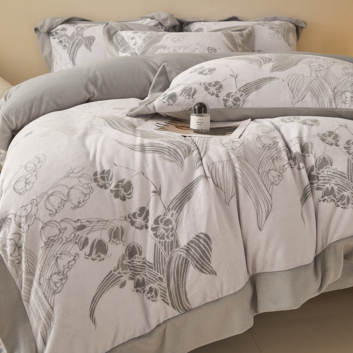 91家纺网 家纺一手货源 找家纺 新方向 2025新款高克重240克A类全消光印花牛奶绒四件套-铃兰 铃兰-浅灰