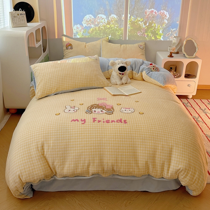 91家纺网 家纺一手货源 找家纺 繁花家居 2024新款卡通牛奶绒毛巾绣系列四件套 黄格小女孩