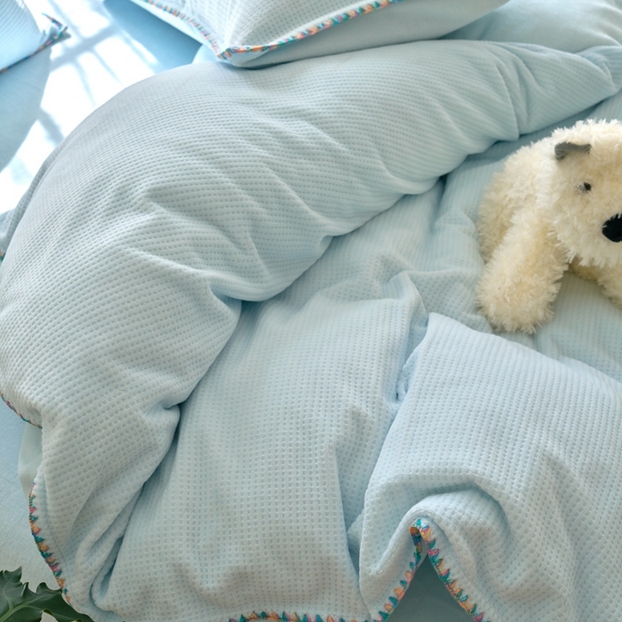 91家纺网 家纺一手货源 找家纺 洋铭区（原狠狠爱） 2024新款华夫格 绒（彩边）四件套 云水蓝