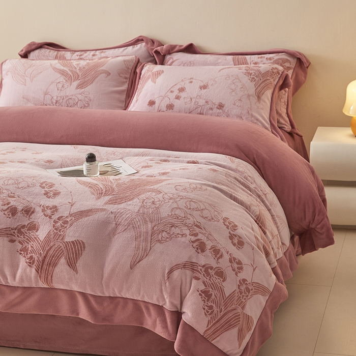 91家纺网 家纺一手货源 找家纺 新方向 2025新款高克重240克A类全消光印花牛奶绒四件套-铃兰 铃兰-豆沙