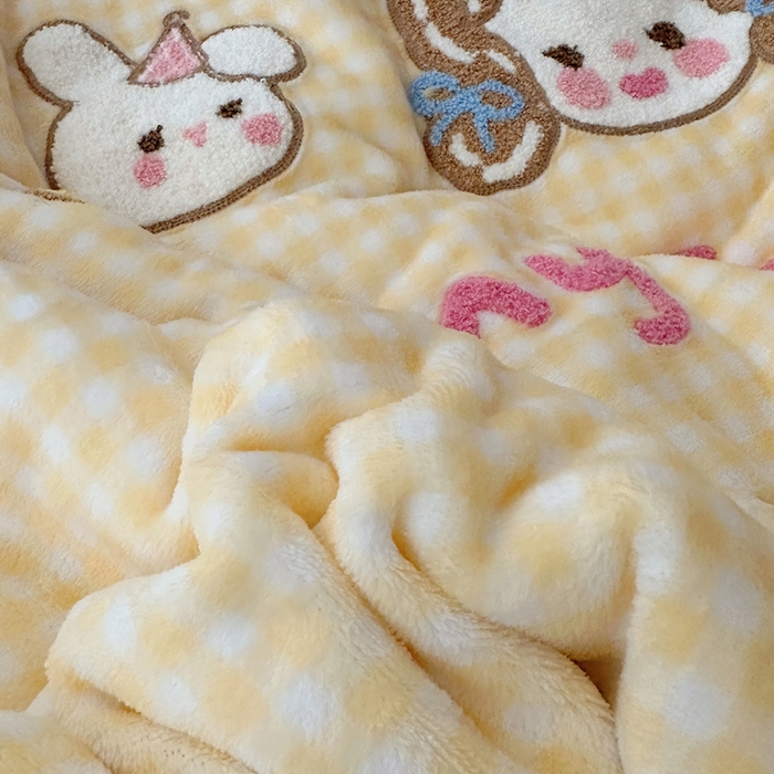 91家纺网 家纺一手货源 找家纺 繁花家居 2024新款卡通牛奶绒毛巾绣系列四件套 黄格小女孩