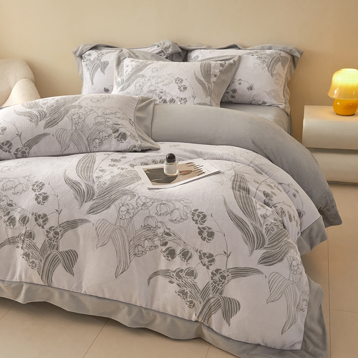 91家纺网 家纺一手货源 找家纺 新方向 2025新款高克重240克A类全消光印花牛奶绒四件套-铃兰 铃兰-浅灰