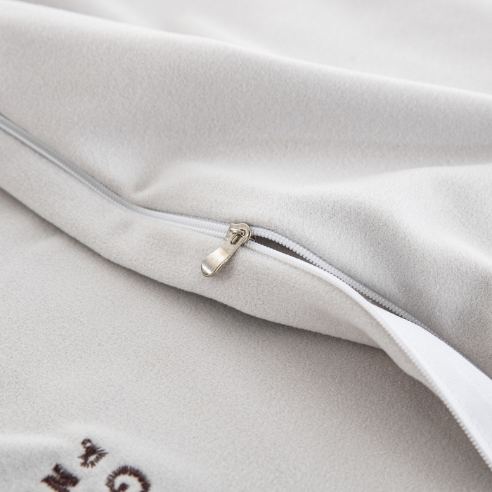 91家纺网 家纺一手货源 找家纺 大黄蜂家居家纺 2025新款德绒暖感纤维面包枕套（专版花型 翻版必究） 英文熊浅银灰