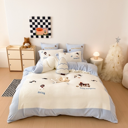 91家纺网 家纺一手货源 找家纺 曼布缇 2025新款卡通款加厚牛奶绒毛巾绣花四件套-小企鹅 小企鹅-蓝