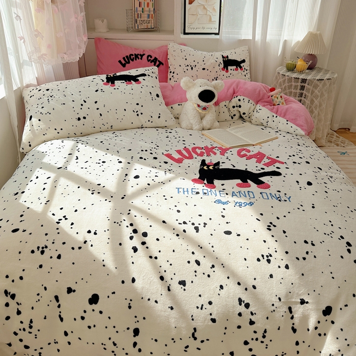 91家纺网 家纺一手货源 找家纺 繁花家居 2024新款卡通牛奶绒毛巾绣系列四件套 点点酷夜猫