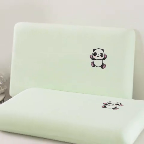 91家纺网 家纺一手货源 找家纺 大黄蜂家居家纺 2025新款德绒暖感纤维面包枕头枕芯（专版花型 翻版必究） 小熊猫绿