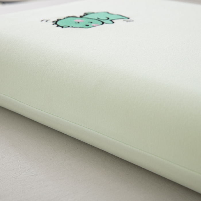 91家纺网 家纺一手货源 找家纺 大黄蜂家居家纺 2025新款德绒暖感纤维面包枕套（专版花型 翻版必究） 小恐龙绿