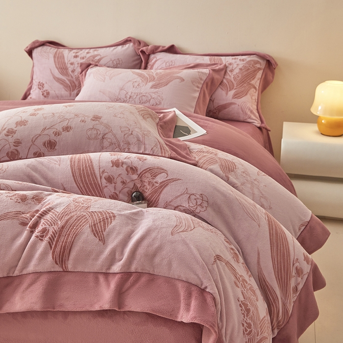 91家纺网 家纺一手货源 找家纺 新方向 2025新款高克重240克A类全消光印花牛奶绒四件套-铃兰 铃兰-豆沙