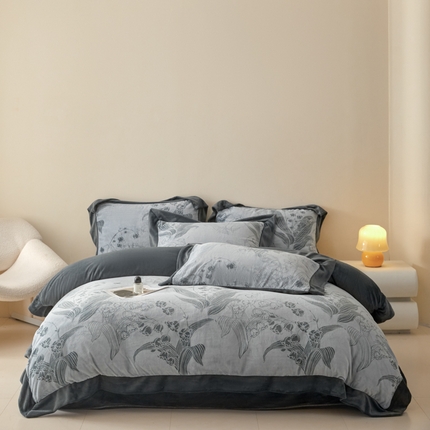 91家纺网 家纺一手货源 找家纺 新方向 2025新款高克重240克A类全消光印花牛奶绒四件套-铃兰 铃兰-深灰