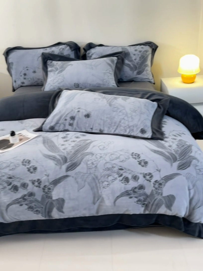 91家纺网 家纺一手货源 找家纺 新方向 2025新款高克重240克A类全消光印花牛奶绒四件套-铃兰 铃兰-深灰