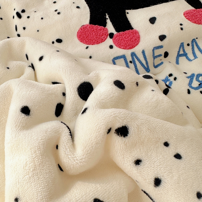 91家纺网 家纺一手货源 找家纺 繁花家居 2024新款卡通牛奶绒毛巾绣系列四件套 点点酷夜猫