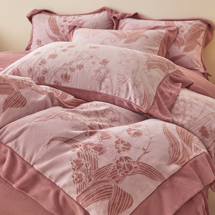91家纺网 家纺一手货源 找家纺 新方向 2025新款高克重240克A类全消光印花牛奶绒四件套-铃兰 铃兰-豆沙