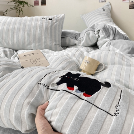 91家纺网 家纺一手货源 找家纺 繁花家居 2024新款牛奶绒条纹卡通绣花四件套--永恒韵律 永恒韵律-灰喵喵