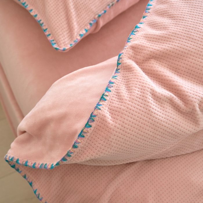 91家纺网 家纺一手货源 找家纺 洋铭区（原狠狠爱） 2024新款华夫格 绒（彩边）四件套 藕荷粉