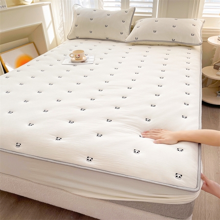 91家纺网 家纺一手货源 找家纺 推推家纺 2025新款水洗棉床褥式夹棉床笠 熊猫米白