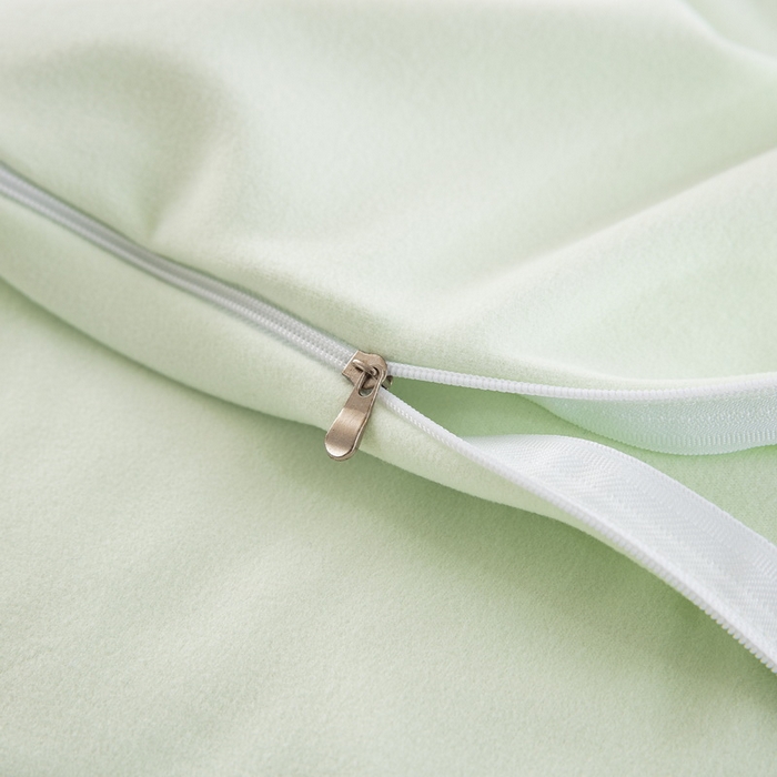 91家纺网 家纺一手货源 找家纺 大黄蜂家居家纺 2025新款德绒暖感纤维面包枕头枕芯（专版花型 翻版必究） 小熊猫绿