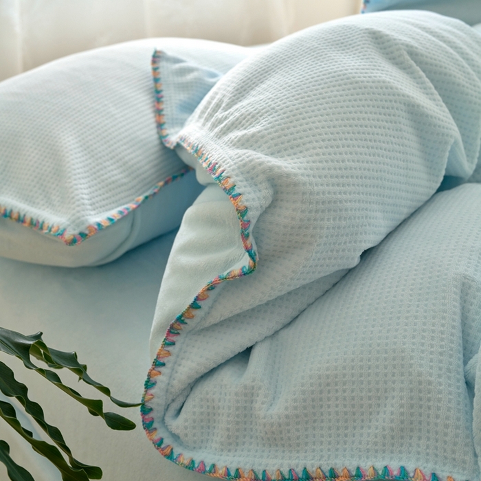 91家纺网 家纺一手货源 找家纺 洋铭区（原狠狠爱） 2024新款华夫格 绒（彩边）四件套 云水蓝