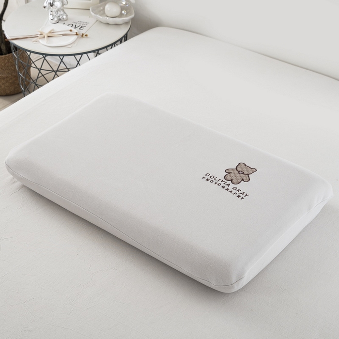 91家纺网 家纺一手货源 找家纺 大黄蜂家居家纺 2025新款德绒暖感纤维面包枕套（专版花型 翻版必究） 英文熊浅银灰