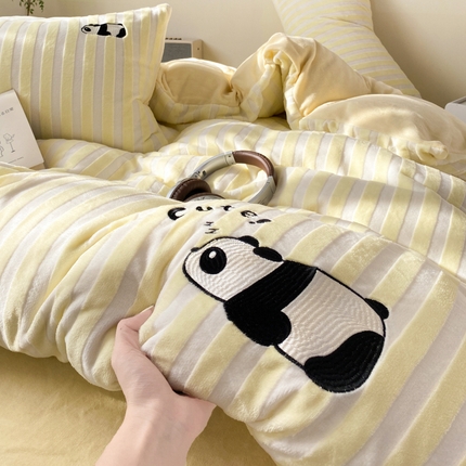 91家纺网 家纺一手货源 找家纺 （总）繁花家居 2024新款牛奶绒条纹卡通绣花四件套--永恒韵律